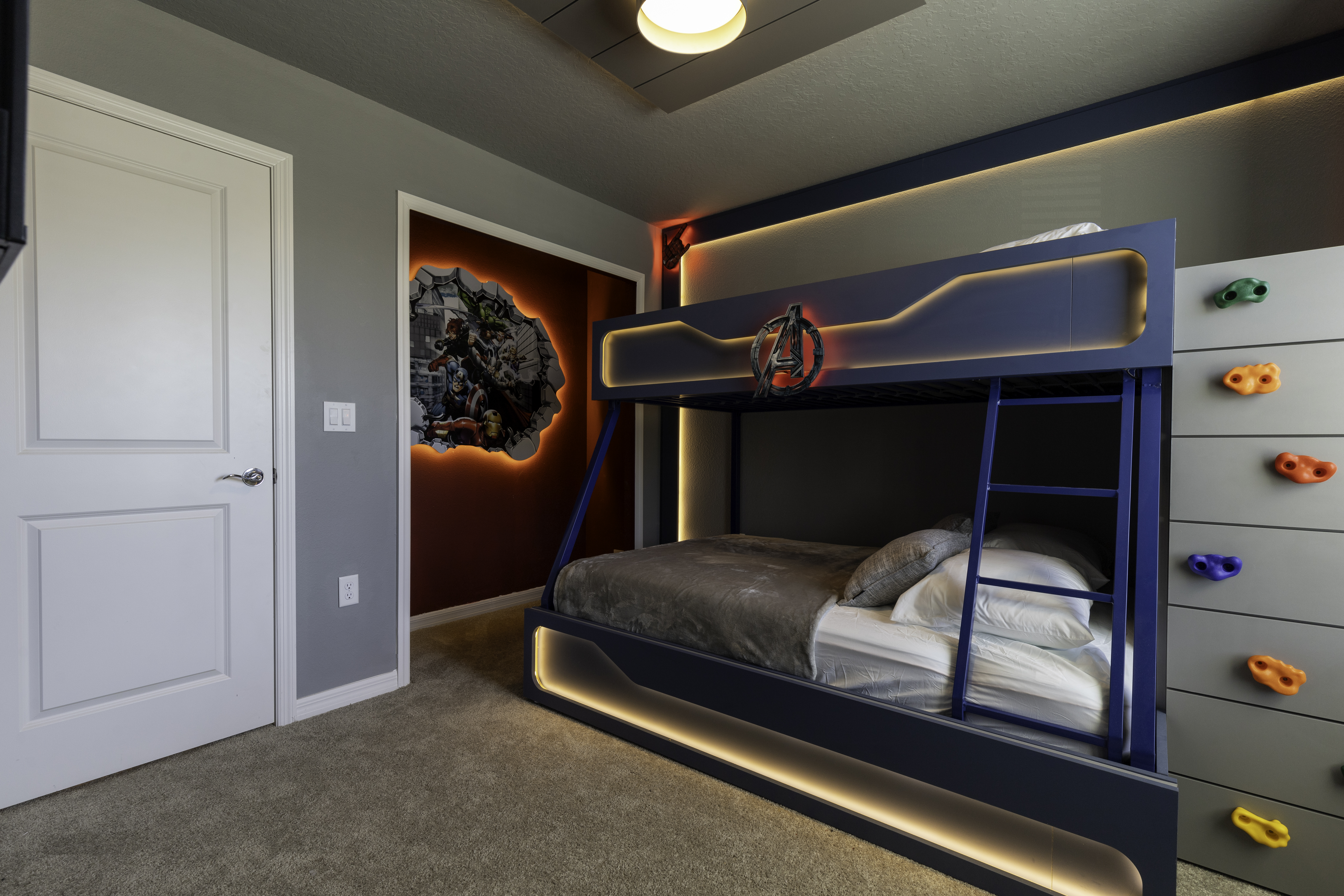 Sala de estar moderna e espaçosa da Casa Blue com mobília de luxo