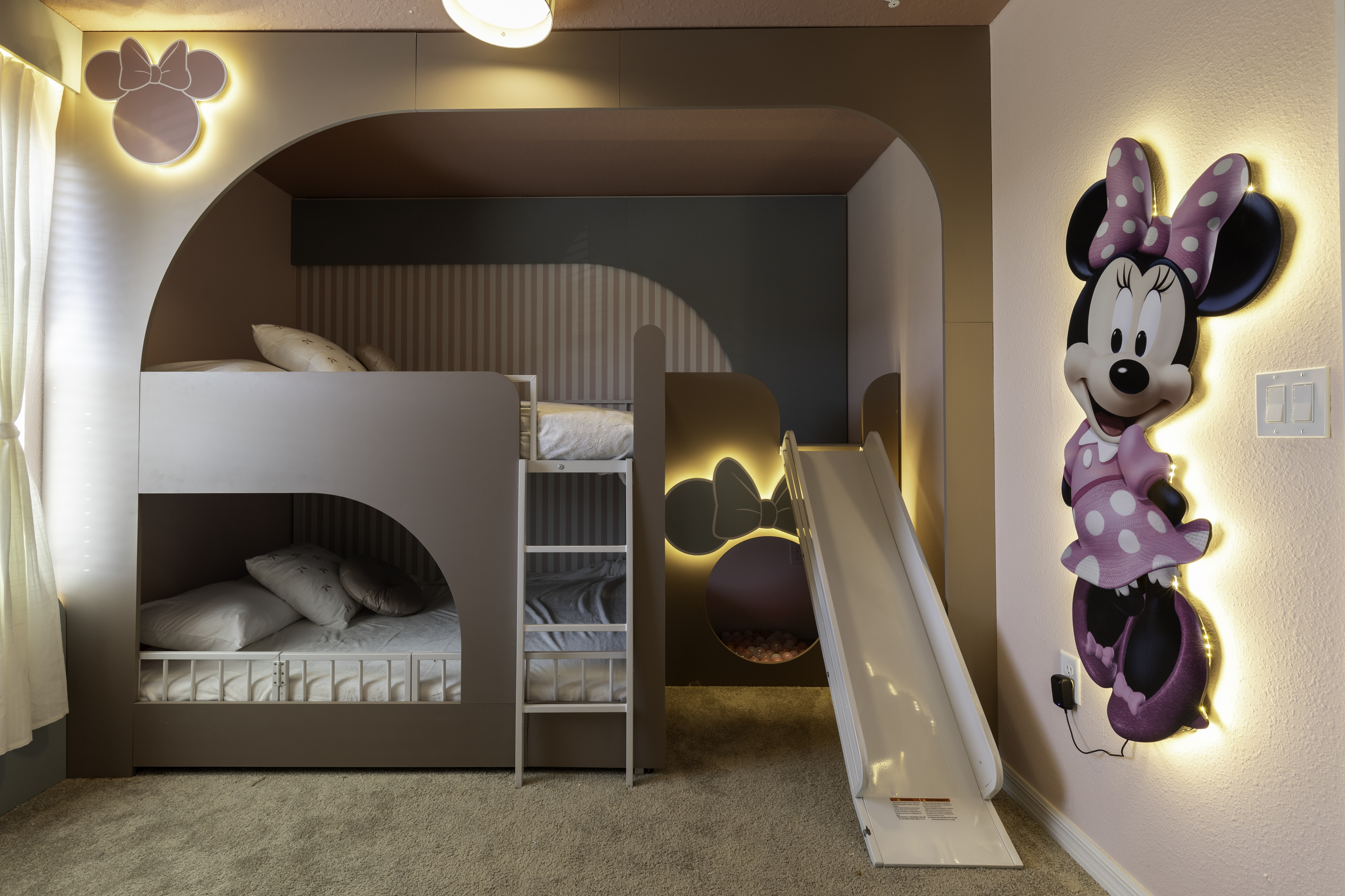 Cozinha equipada e contemporânea da Casa Blue com mobília de luxo