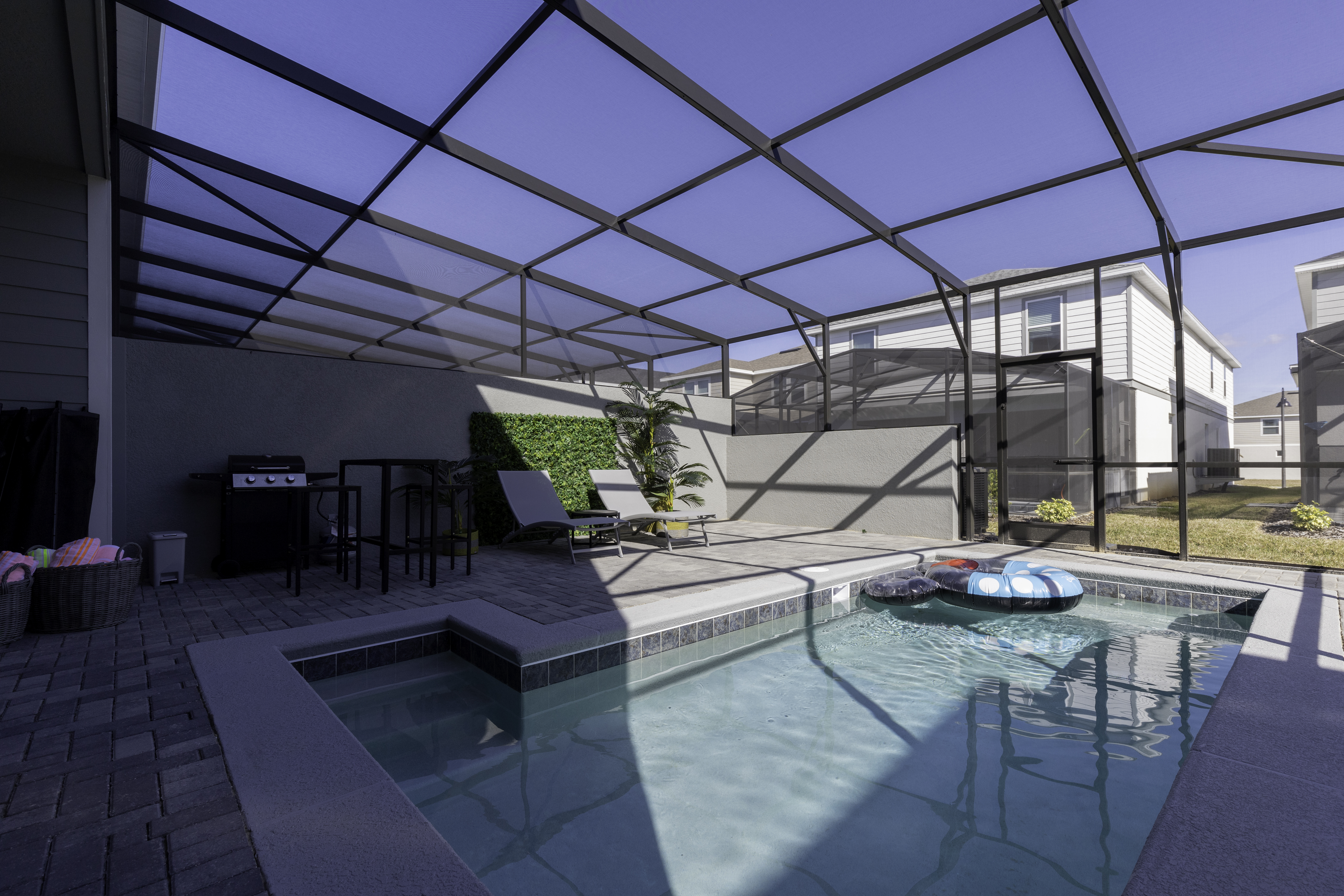 Banheiro elegante da Casa Blue com acabamentos de qualidade